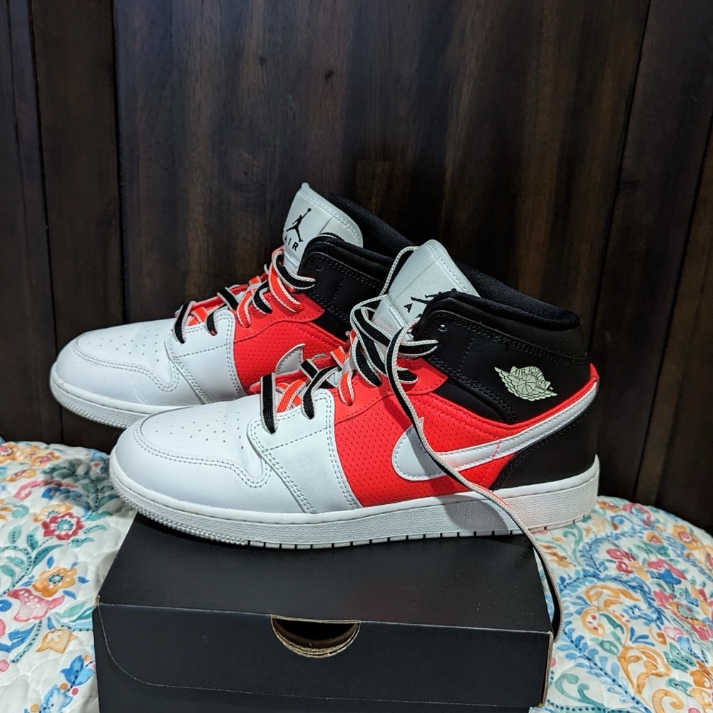 Jordan 1s Mid Size 7Y